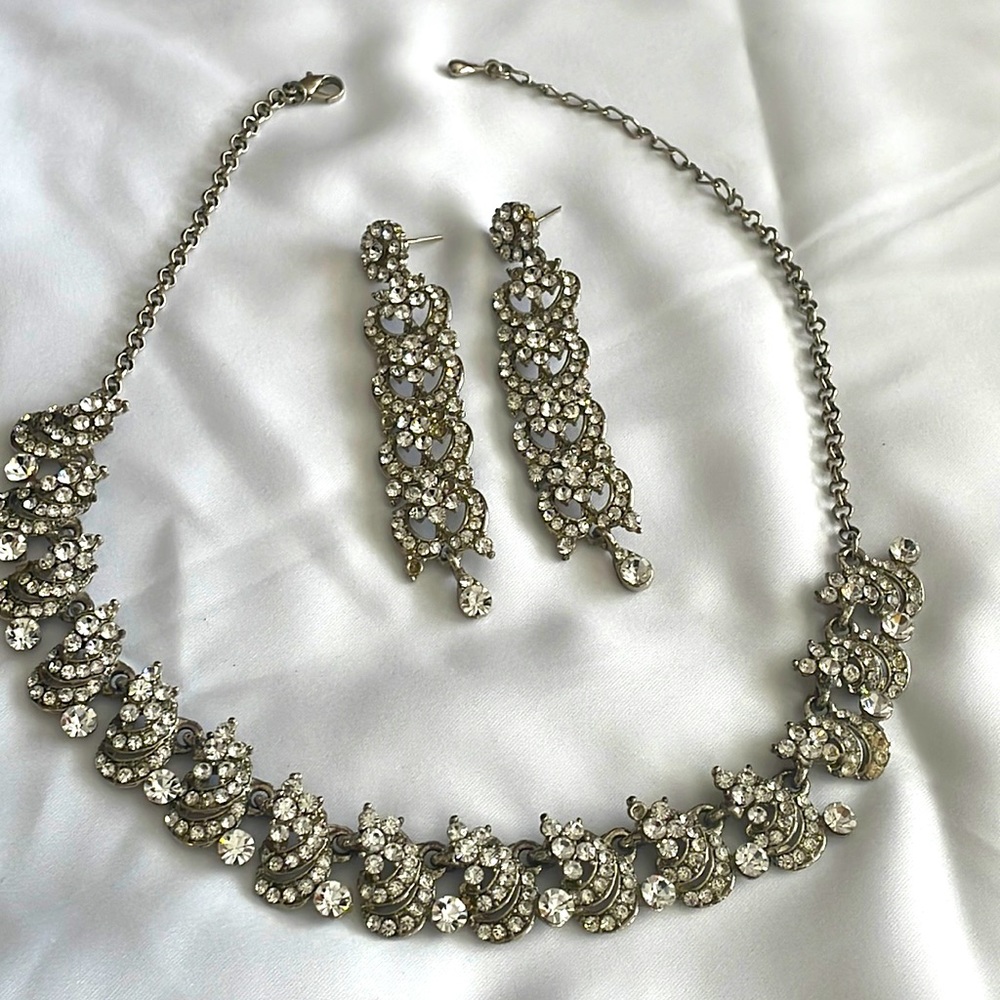 ✨Silver Toned Necklace set✨